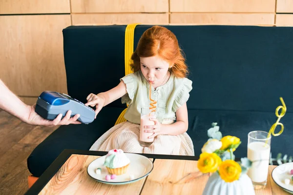 Fille utilisant le terminal dans le café — Photo de stock