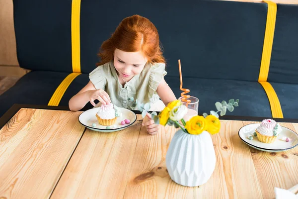 Дівчина їсть кекс в кафе — стокове фото