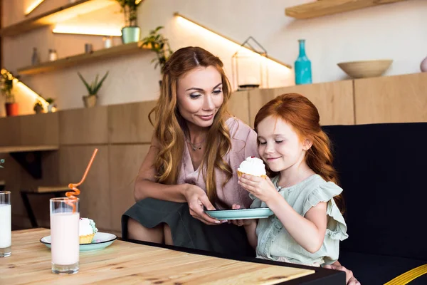 Madre e figlia mangiare cupcake — Foto stock