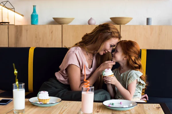 Madre e hija en la cafetería - foto de stock