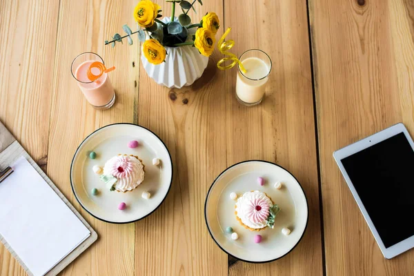 Milkshakes et cupcakes sur la table — Photo de stock