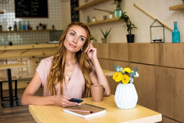 Donna che utilizza smartphone in caffè — Foto stock