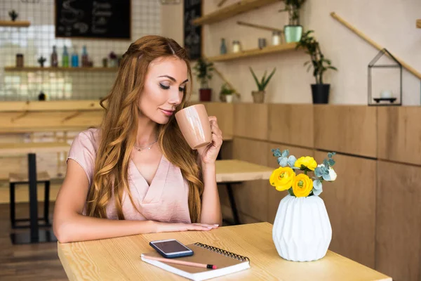 Mujer bebiendo café en la cafetería - foto de stock