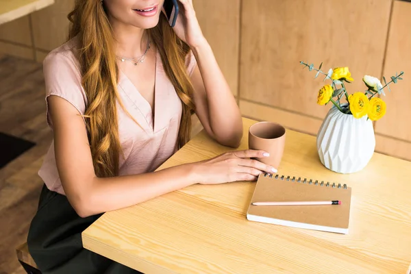 Femme utilisant un smartphone dans un café — Photo de stock