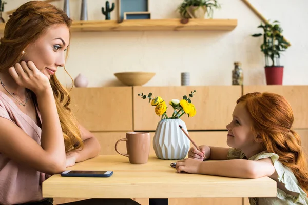 Madre e figlia nel caffè — Foto stock