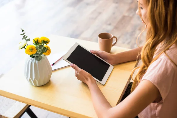 Donna con tablet digitale in caffè — Foto stock