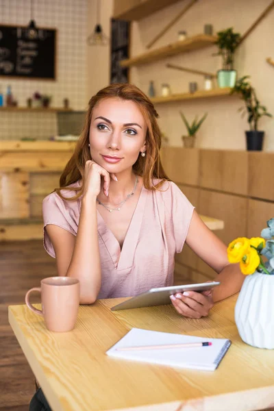 Mujer con tableta digital en la cafetería - foto de stock