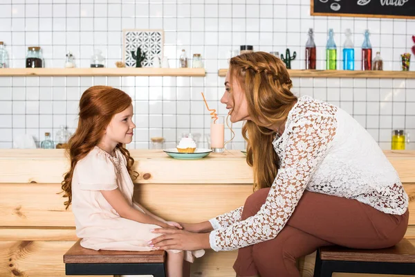 Madre e hija en la cafetería - foto de stock