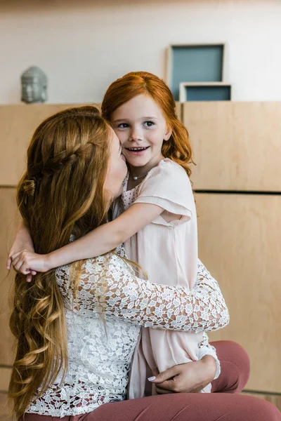 Счастливая мать и дочь обнимаются — стоковое фото