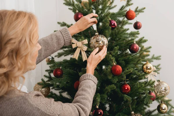 Mulher que decora árvore de Natal — Fotografia de Stock