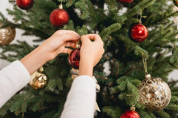 Child decorating christmas tree — Stock Photo