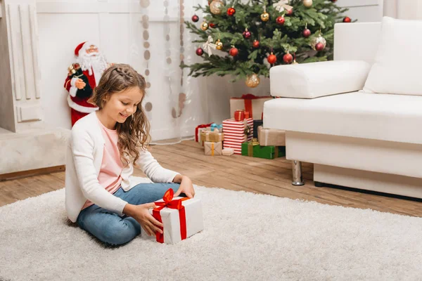 Niño pequeño con regalo de Navidad - foto de stock