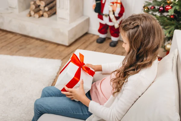 Ребенок с рождественским подарком — стоковое фото