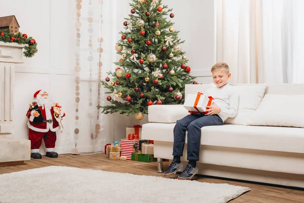 Kleiner Junge mit Weihnachtsgeschenk — Stockfoto