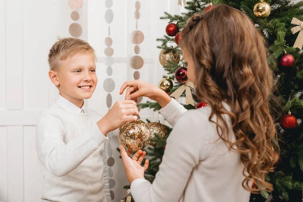 Kinder schmücken Weihnachtsbaum — Stockfoto