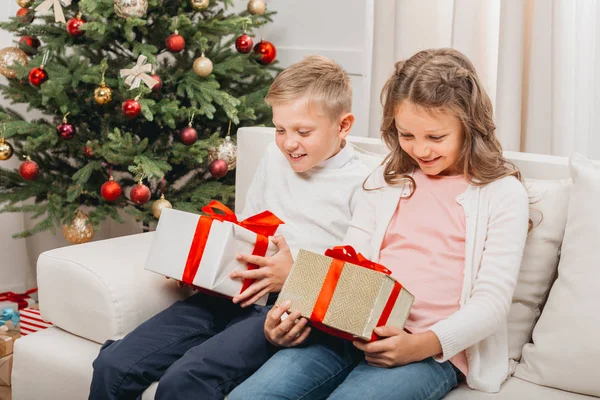 Niños con regalos de Navidad - foto de stock