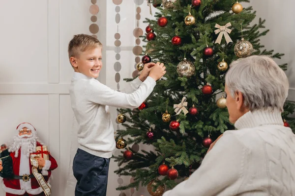 Weihnachtsbaum schmücken — Stockfoto