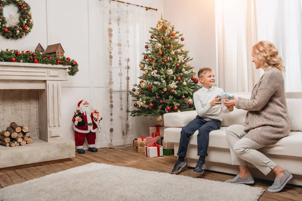Mujer con hijo en Navidad - foto de stock