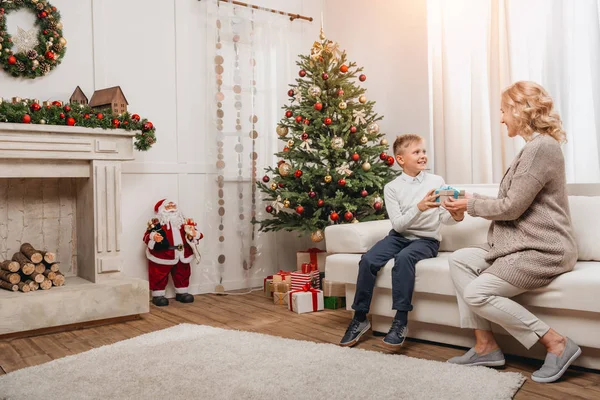 Femme avec fils à Noël — Photo de stock