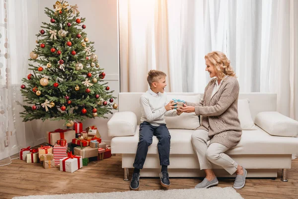 Femme avec fils à Noël — Photo de stock