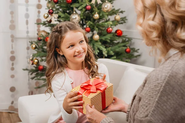 Mother presenting gift to daughter — Stock Photo