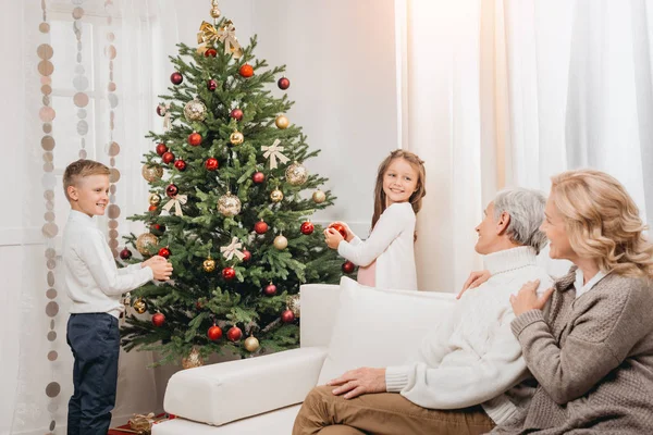 Familia feliz celebrando la Navidad - foto de stock