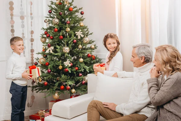 Familia feliz celebrando la Navidad - foto de stock