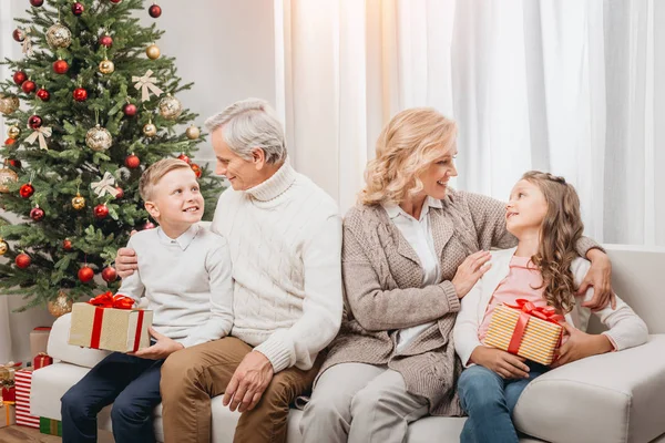 Familie an Weihnachten — Stockfoto
