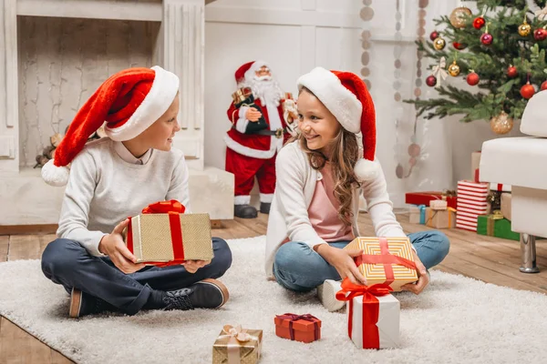 Niños con regalos de Navidad - foto de stock