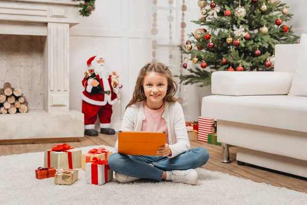 Niño pequeño con tableta y regalos - foto de stock