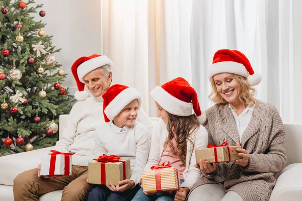 Felice famiglia che celebra il Natale — Foto stock