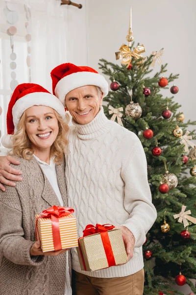 Pareja mayor con cajas de regalo - foto de stock