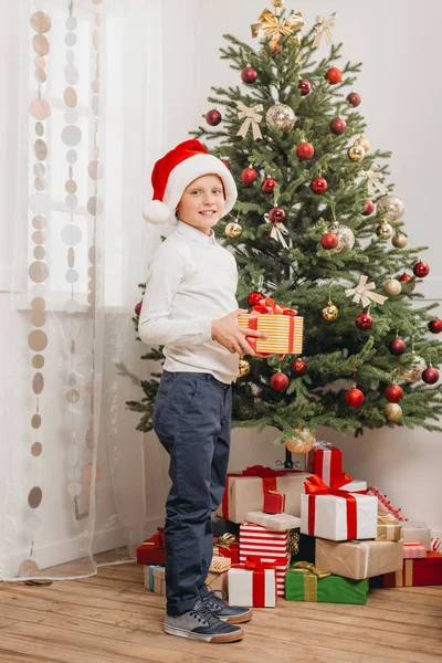 Niño con regalo de Navidad - foto de stock