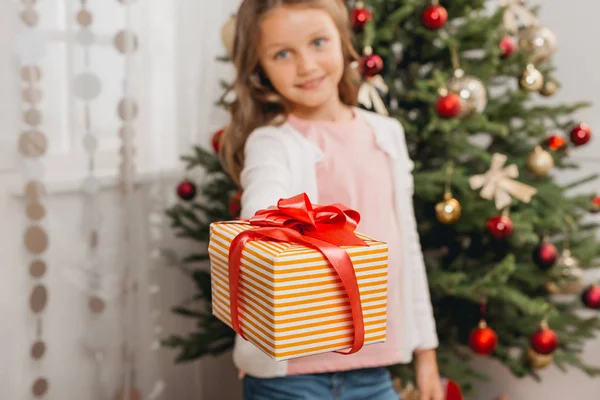 Kind mit Weihnachtsgeschenk — Stockfoto