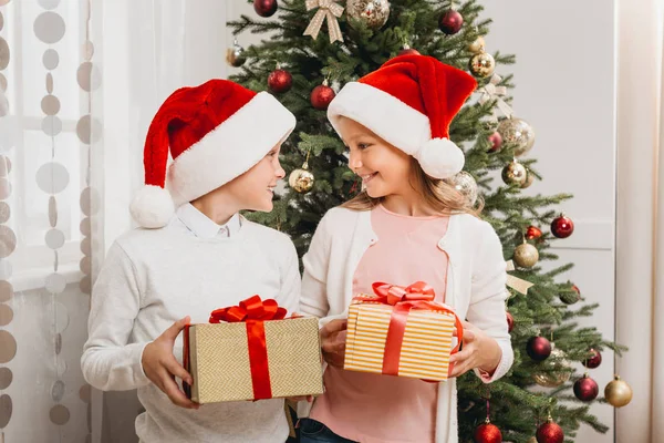 Adorables niños con cajas de regalo - foto de stock