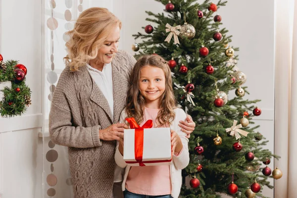 Mãe e filha com presente de Natal — Fotografia de Stock