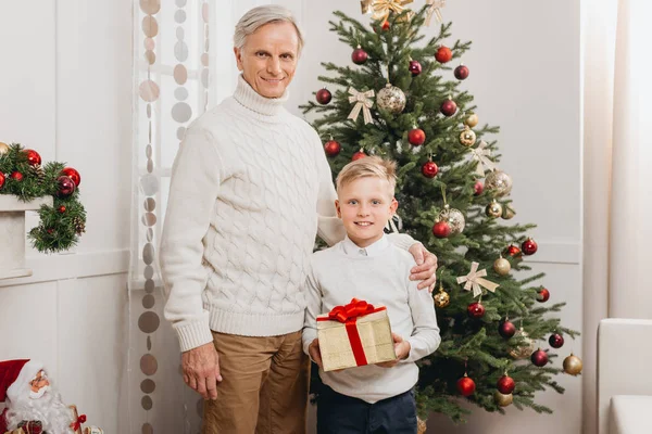 Abuelo y nieto con regalo de Navidad — Stock Photo