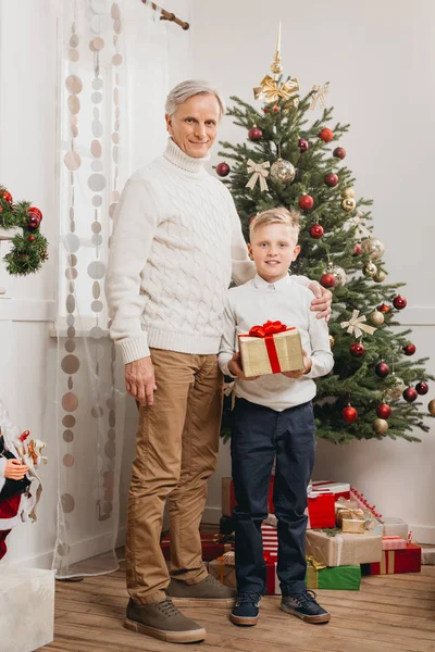 Grand-père et petit-fils avec cadeau de Noël — Photo de stock