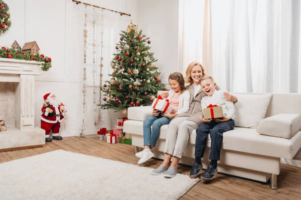 Femme et enfants avec cadeaux de Noël — Photo de stock