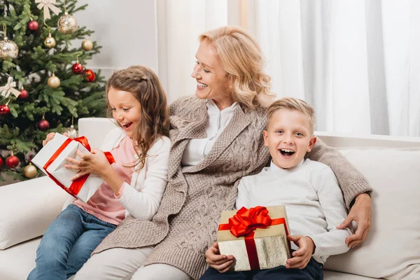 Femme et enfants avec cadeaux de Noël — Photo de stock