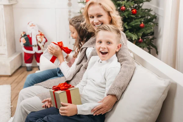 Donna e bambini con regali di Natale — Foto stock