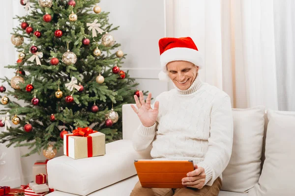 Hombre haciendo videollamada en Navidad — Stock Photo