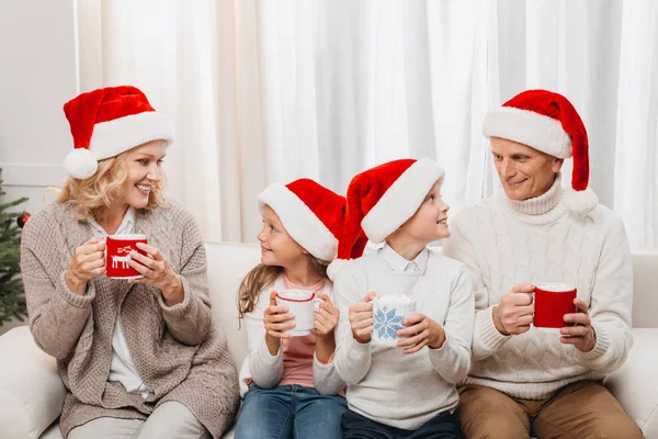 Familia feliz celebrando la Navidad - foto de stock