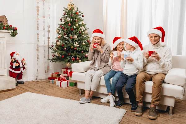Familia feliz celebrando la Navidad - foto de stock