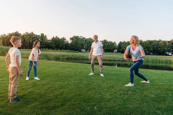 Семья играет в американский футбол — стоковое фото
