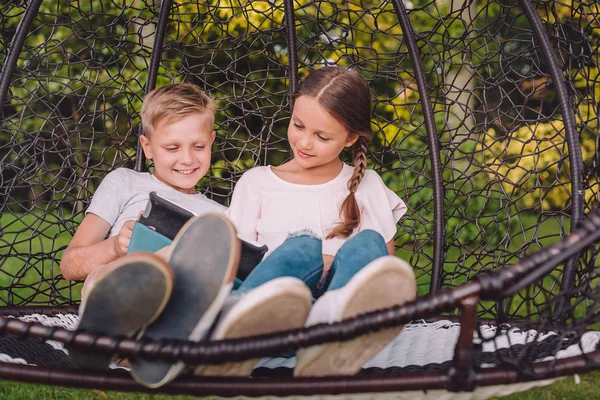 Fratelli e sorelle con tablet — Foto stock