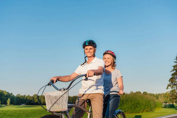 Senior couple riding bicycle — Stock Photo
