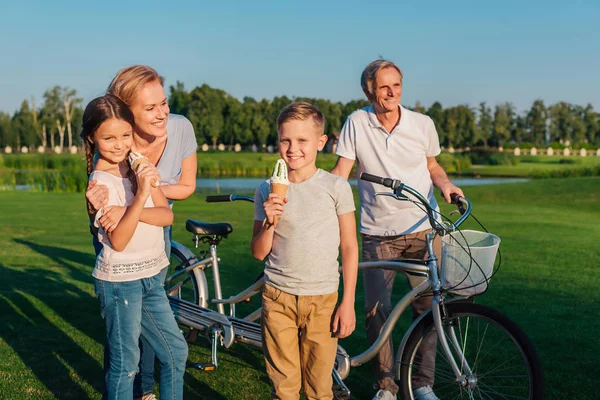 Niños comiendo helado - foto de stock