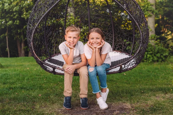 Kinder ruhen sich im Garten aus — Stockfoto