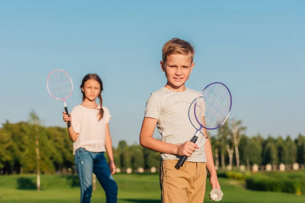 Niños con equipo de bádminton - foto de stock